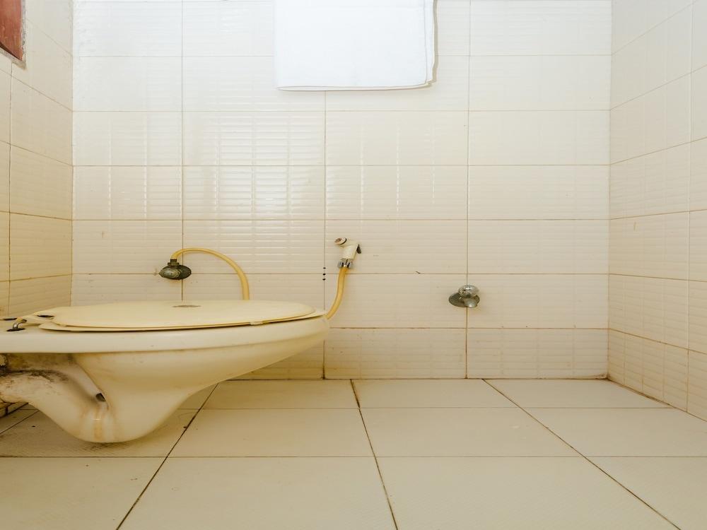 SPOT ON 62318 Rajhamsa Hotel