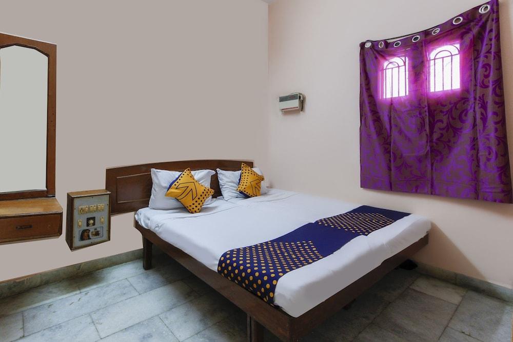 SPOT ON 49828 Hotel Meenakshi