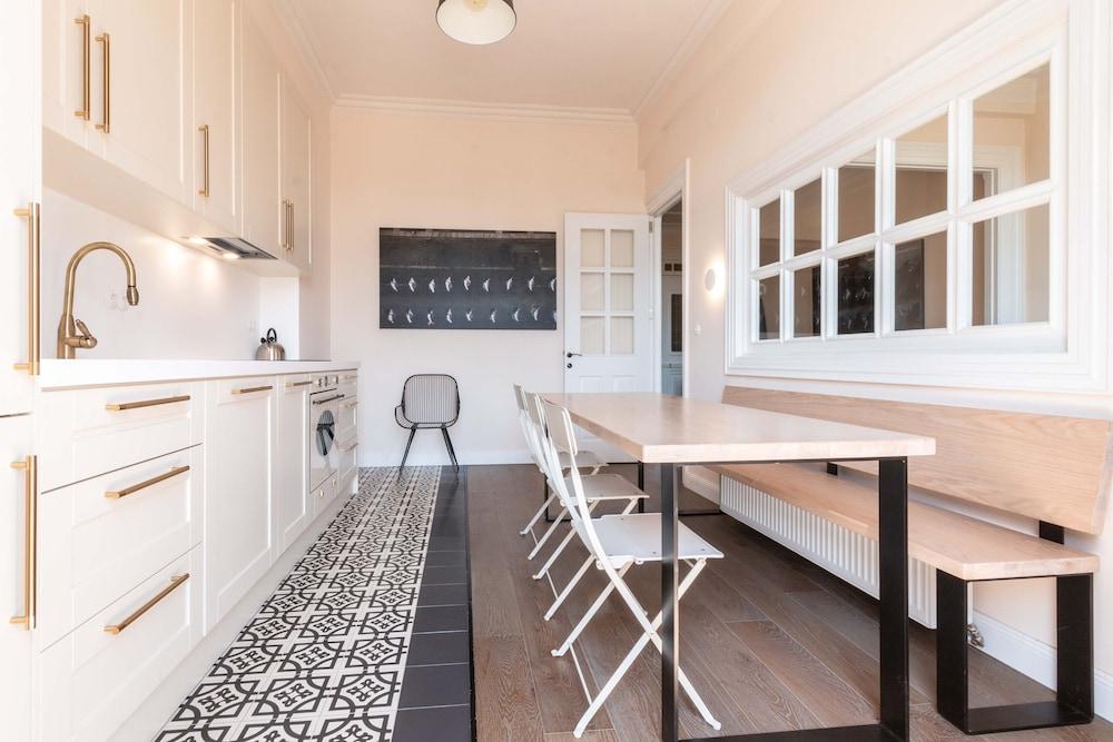 halu! Stylish & Bright Centre Home