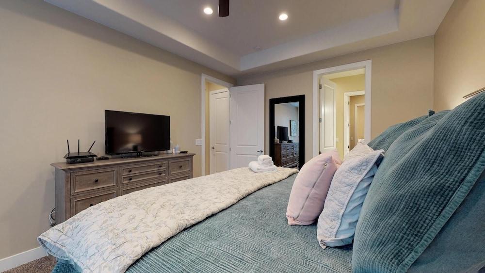 Desert Paradise Getaway 3 Bedroom Apts by RedAwning