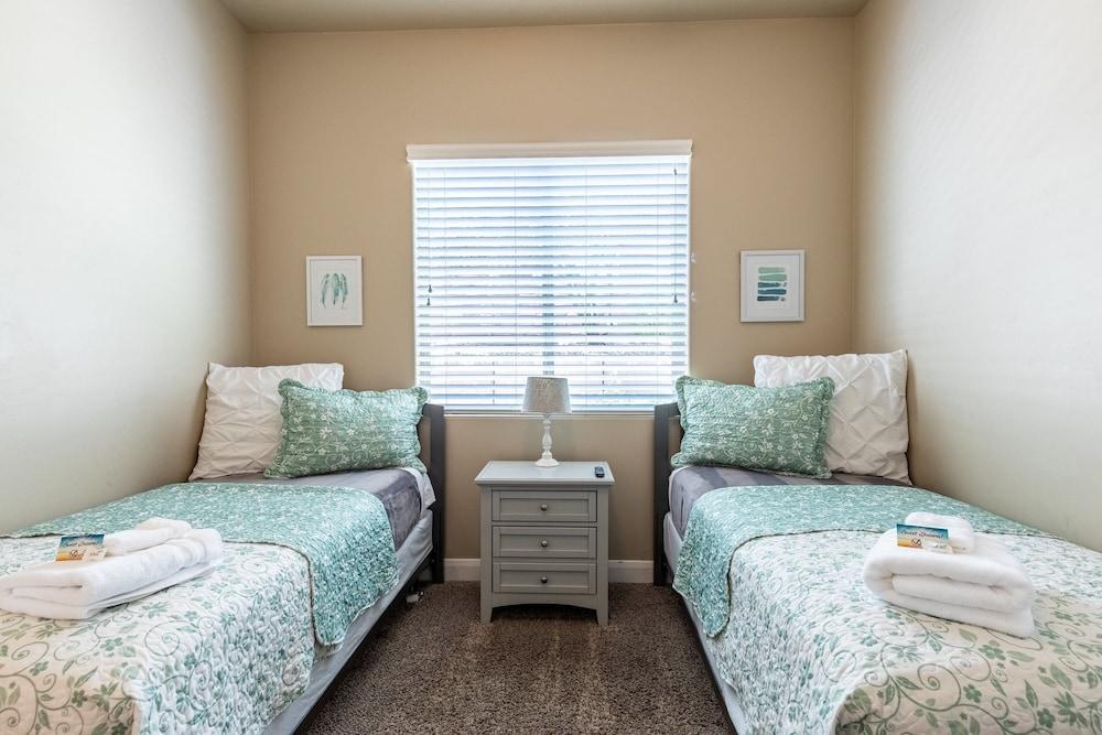 Zion's Point 3 Bedroom Apts by RedAwning