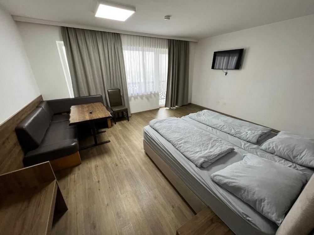 F Hotel 24h Check-In