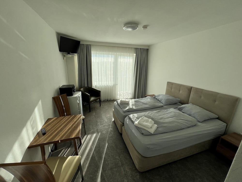 F Hotel 24h Check-In