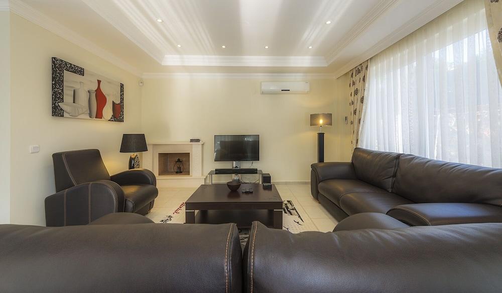 Four Seasons Villa 1