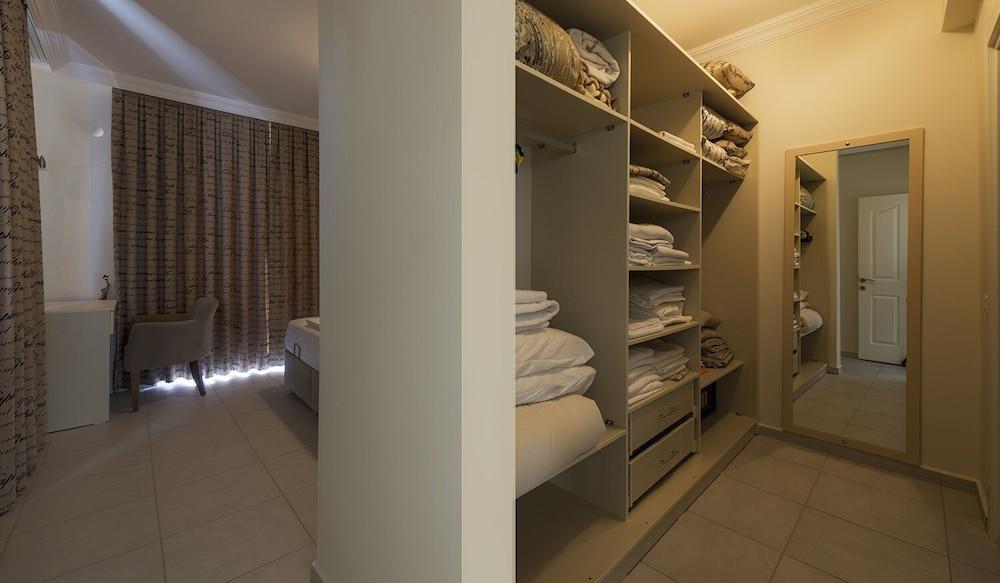 Four Seasons Villa 1