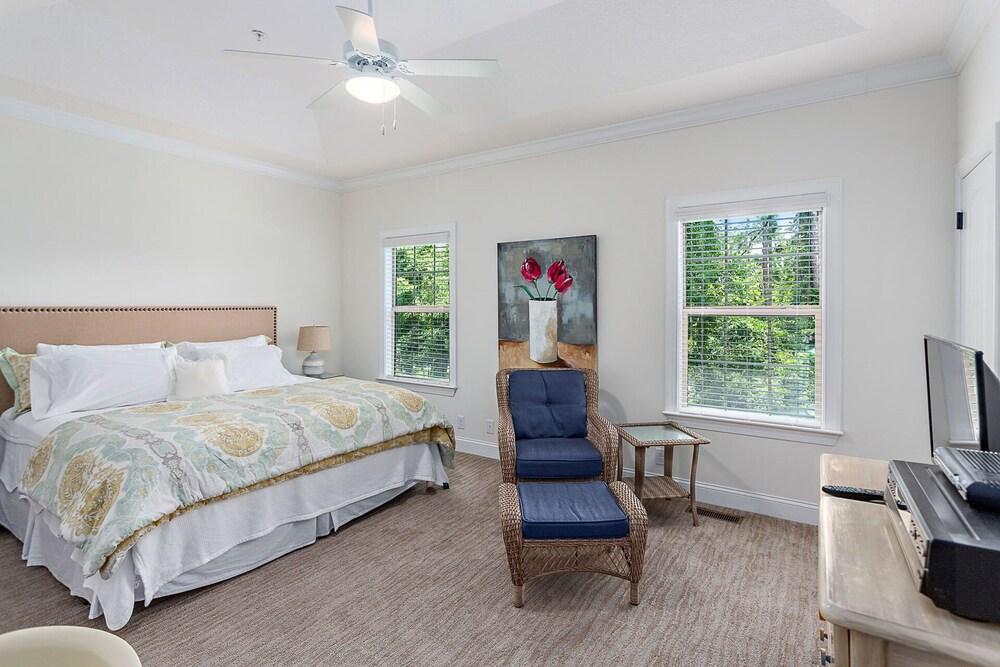 601 Mariners Circle by Hodnett Cooper