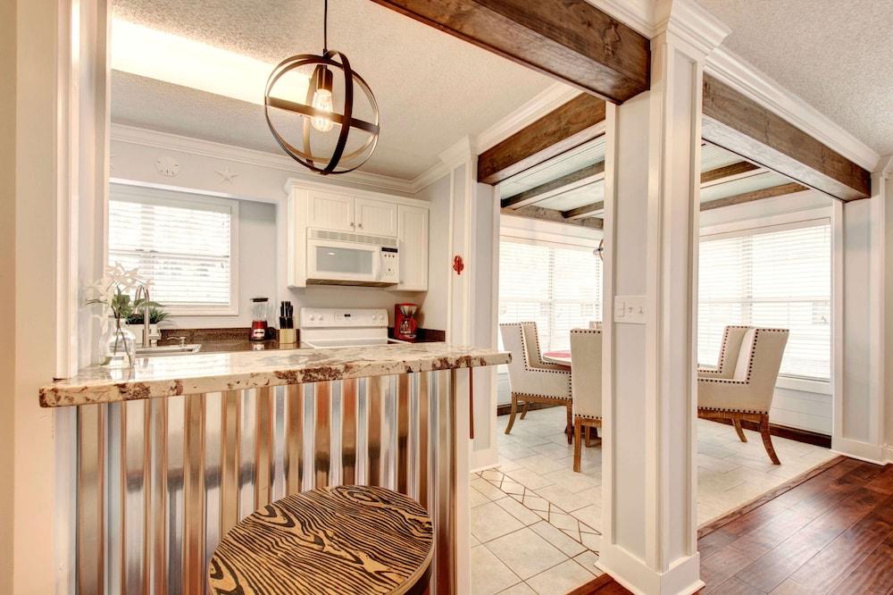 Island Square #808 by Hodnett Cooper