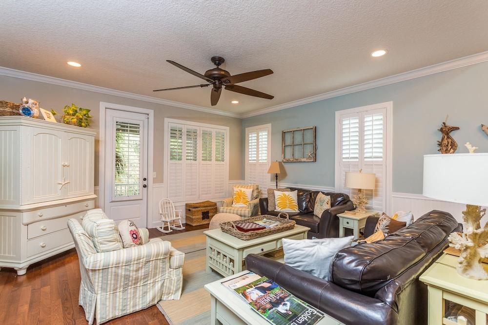 1067 College by Hodnett Cooper