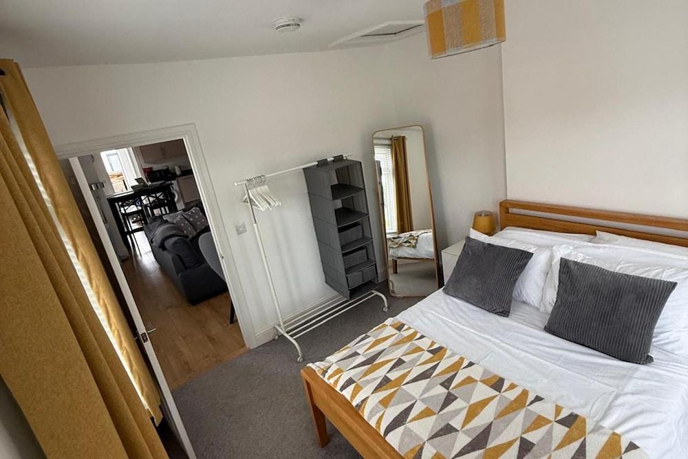 One Bedroom Flat, Sleeps 4, Balcony & Free Parking