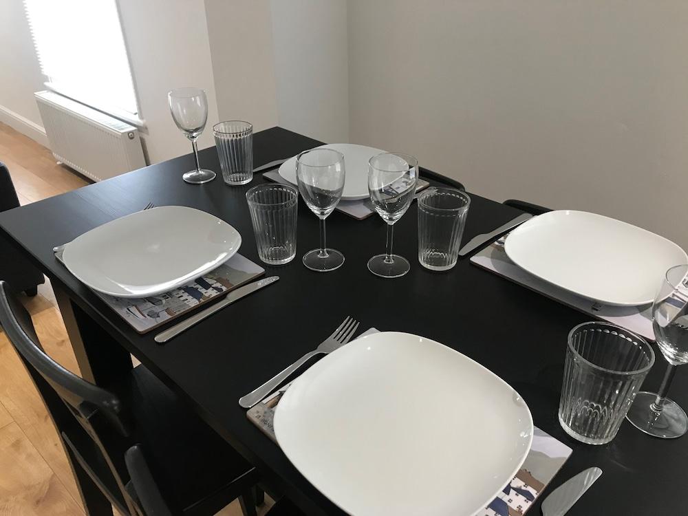 One Bedroom Flat, Sleeps 4, Balcony & Free Parking