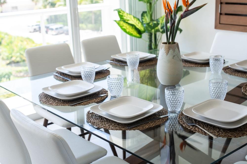 ARENA Stunning 2 BDR Beachfront- Designer Vibes