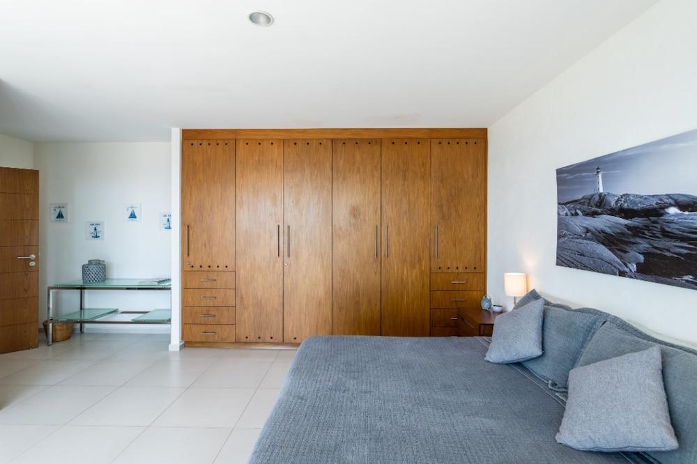 OCEAN beachfront 4 BDR -Amazing Oceanview