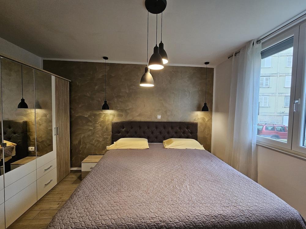 Deluxe Apartment near Bridge