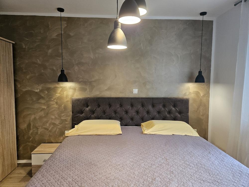 Deluxe Apartment near Bridge