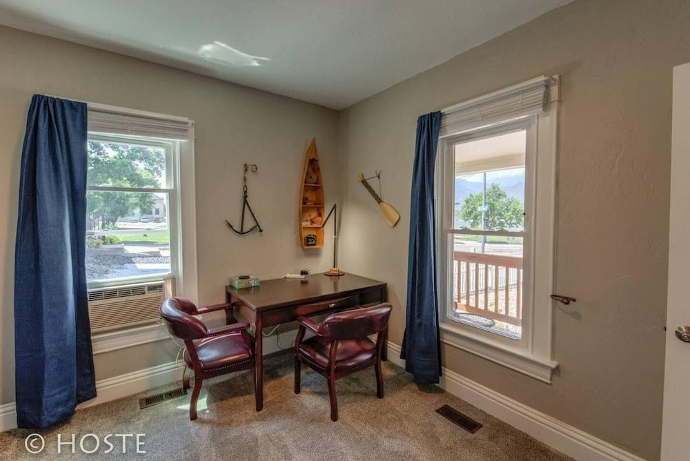 2BR Downtown Adventure Pikes Peak Views AC!