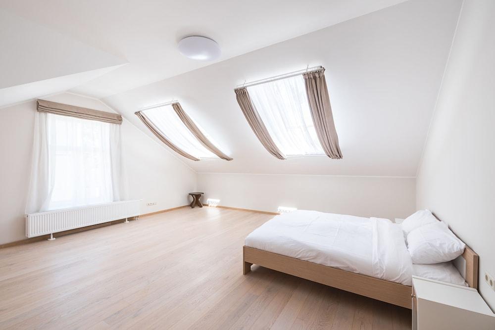 Black Pearl Apartments