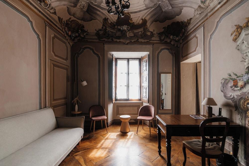 Casa Regina Montis Regalis