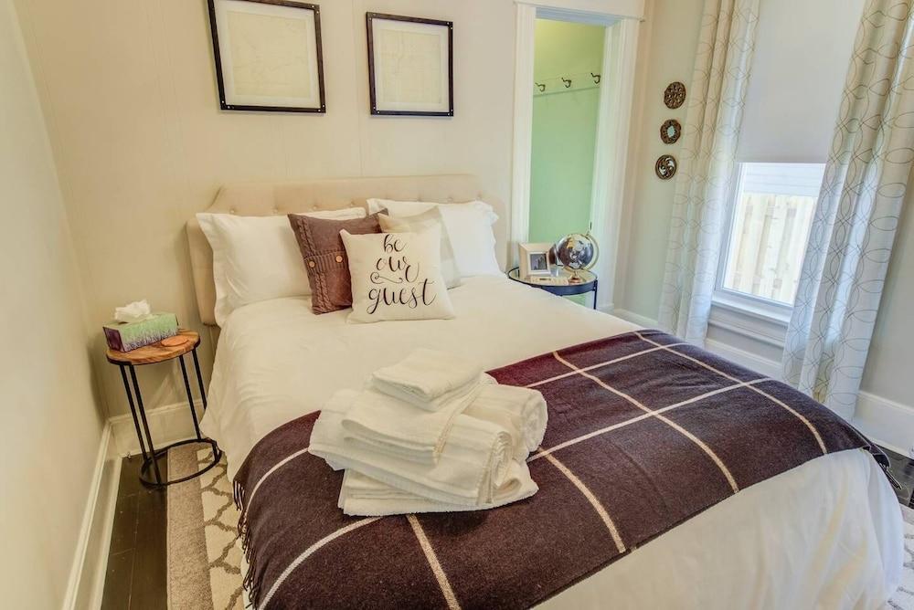 1893 Classic 4 Blocks From Great Dining & Shops