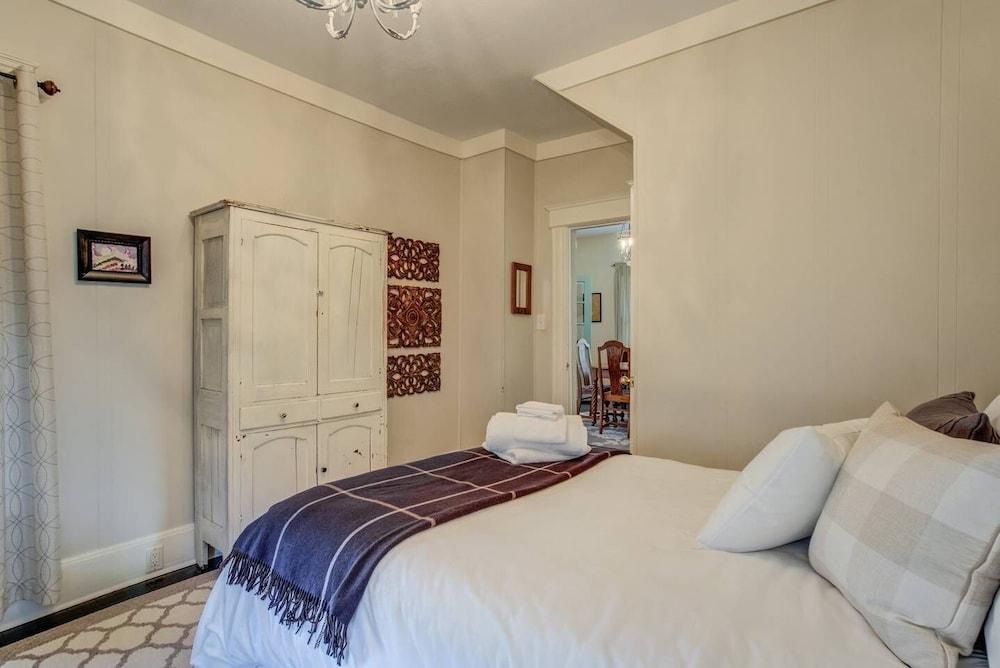 1893 Classic 4 Blocks From Great Dining & Shops