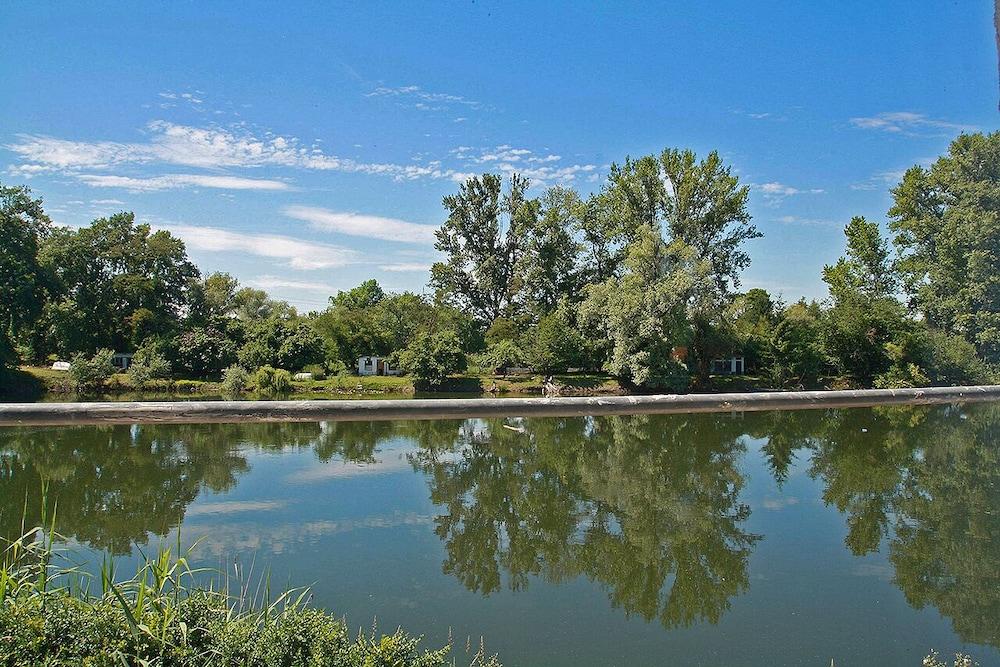 Ferienwohnung mit Terrasse und Privatsee