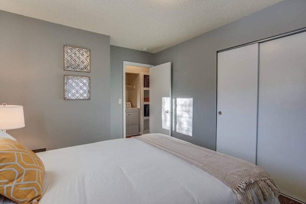 2BR Aptmt Parks Private Deck, Mountain Views!