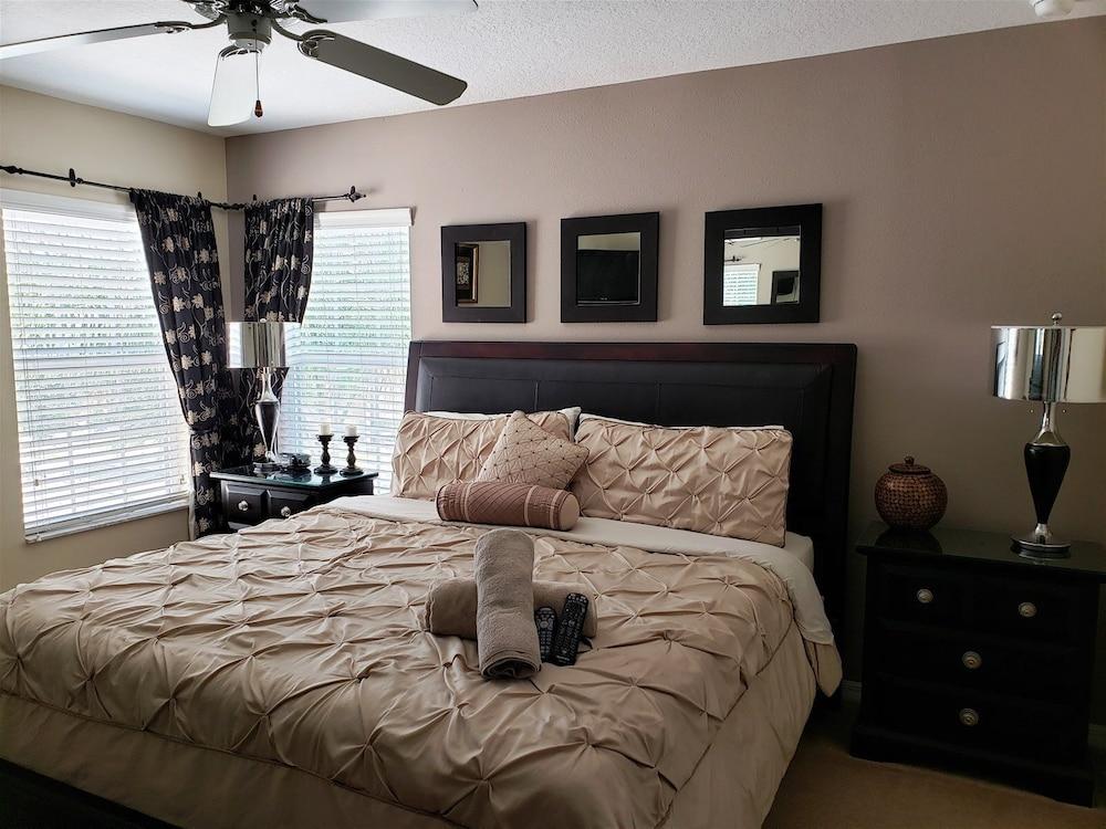 West Facing 6 Bed 5.5 Bath Villa With Private Pool & Spa. Conservation Views