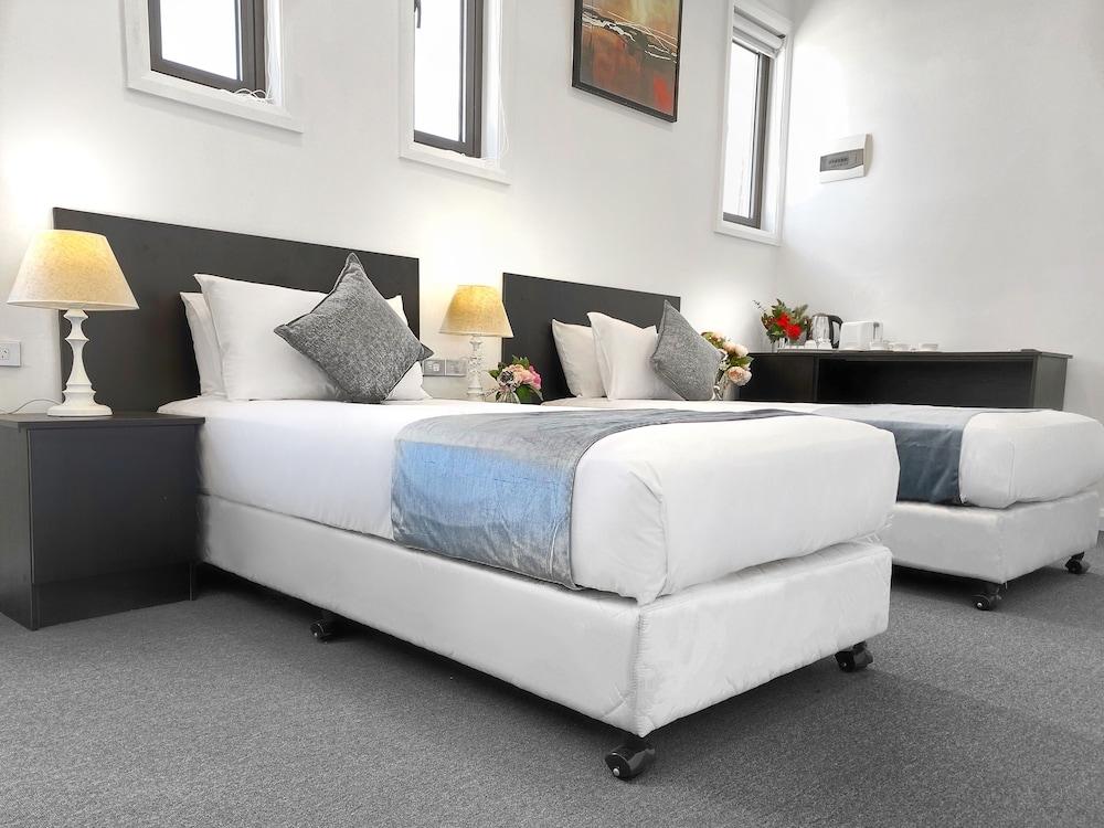 Commercial Hay Hotel