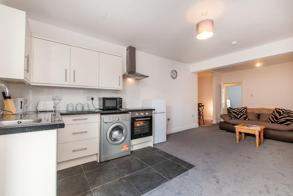 2 Bed Flat in Pedestrianized High Street