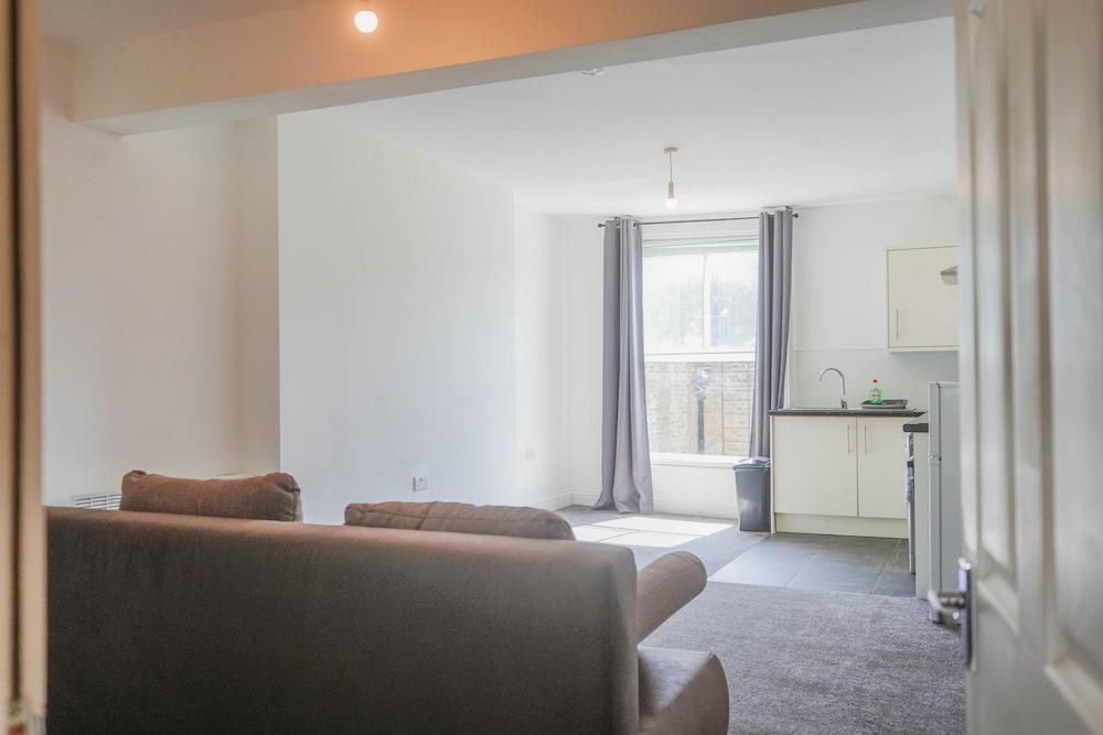 1 Bed Flat in Pedestrianized High Street