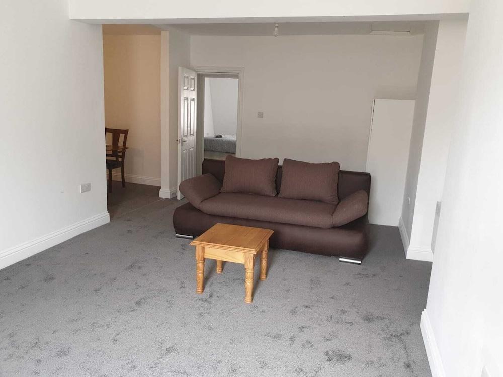 1 Bed Flat in Pedestrianized High Street