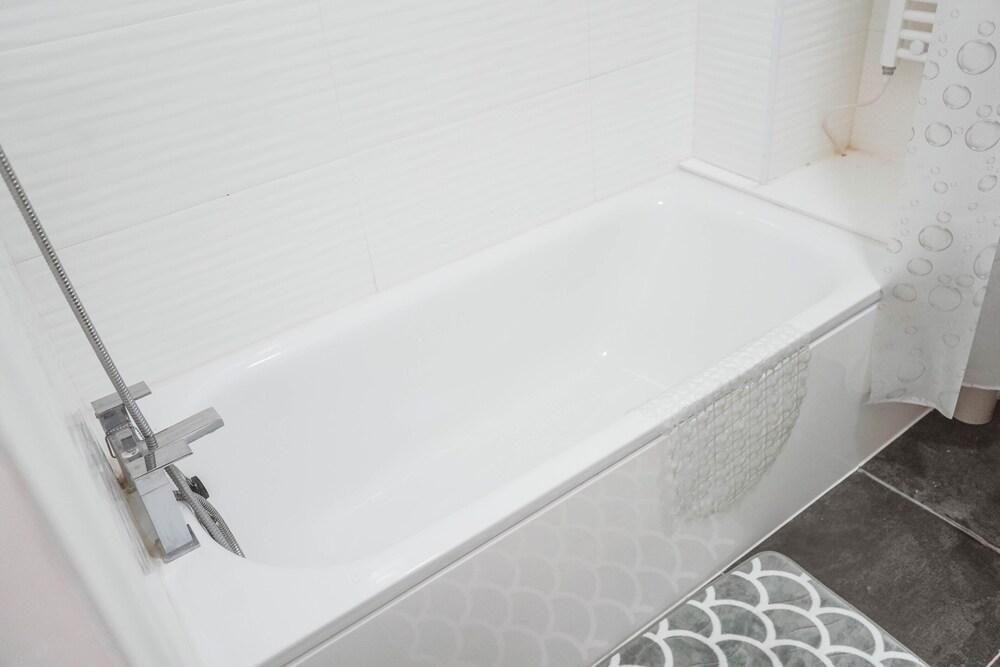 1 Bed Flat in Pedestrianized High Street