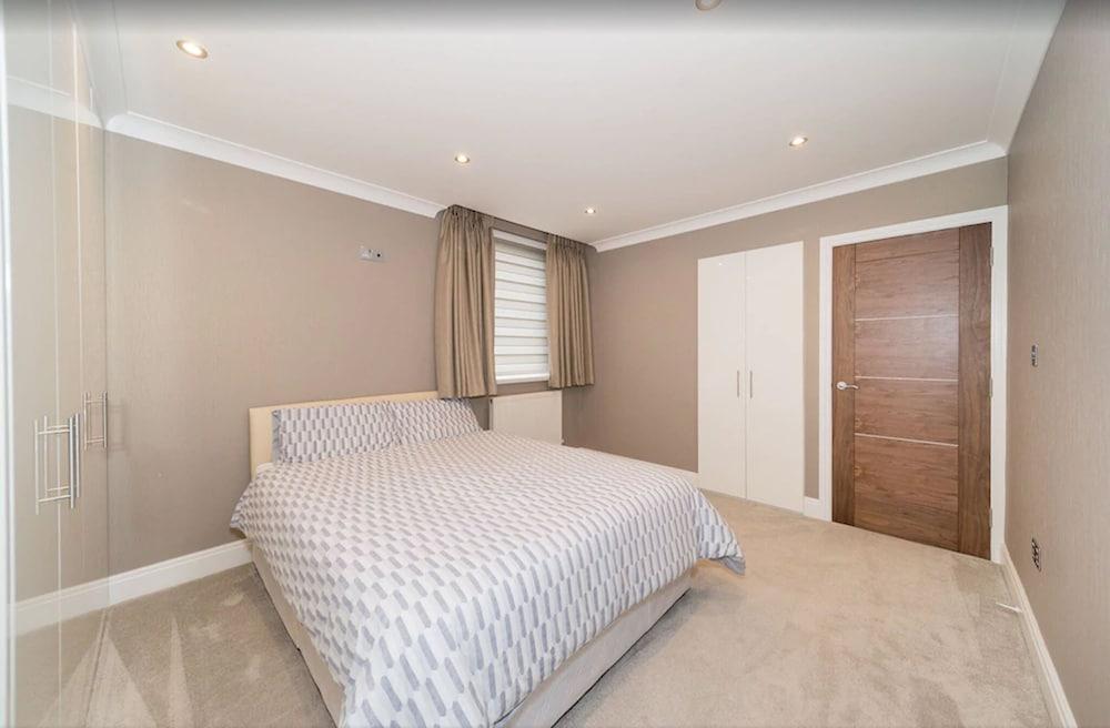 Newly Refurbished Flat Hyde Park London