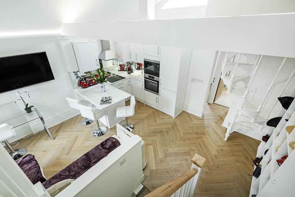 Top Floor Flat - Mimosa Street