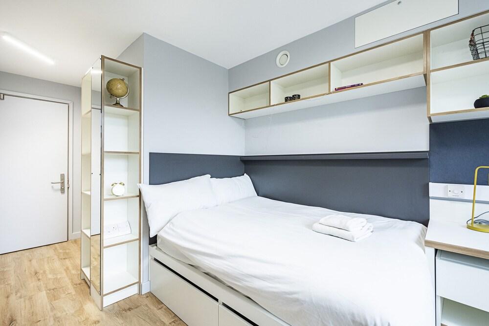 Magnificent Rooms Studios & Apartments