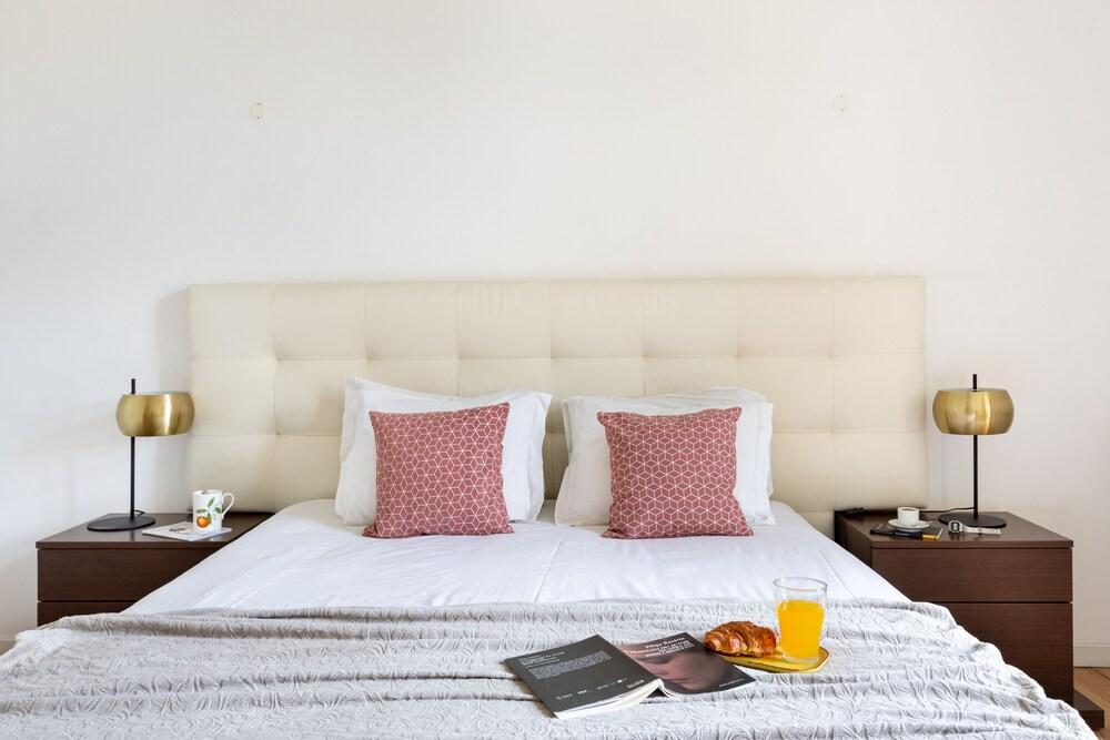 ALTIDO Splendid 2BR Apt w/ parking&balcony, 10mins to Praça do Comércio