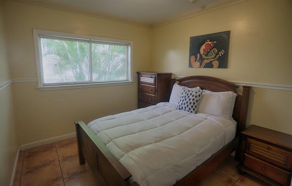 Spacious & Conveniently Located Miami Airport Home