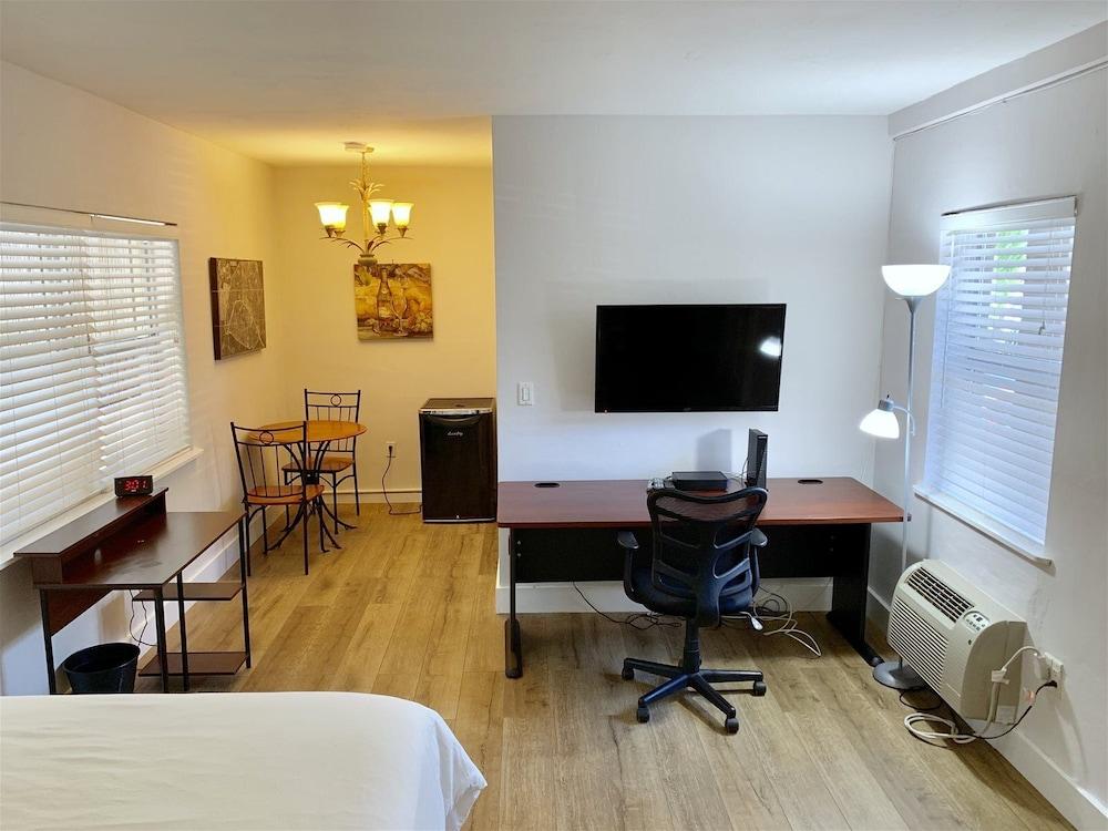 Cozy Coconut Grove Studio