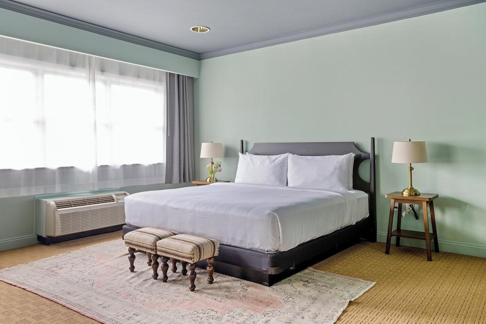 The Harbor Front Inn