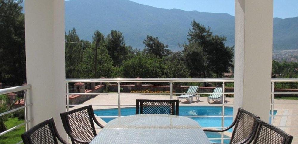 Villa LMP1 by JoyLettings