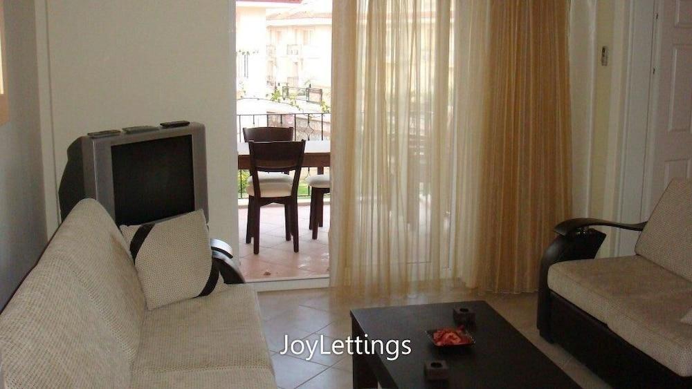 Villa LG12 by JoyLettings
