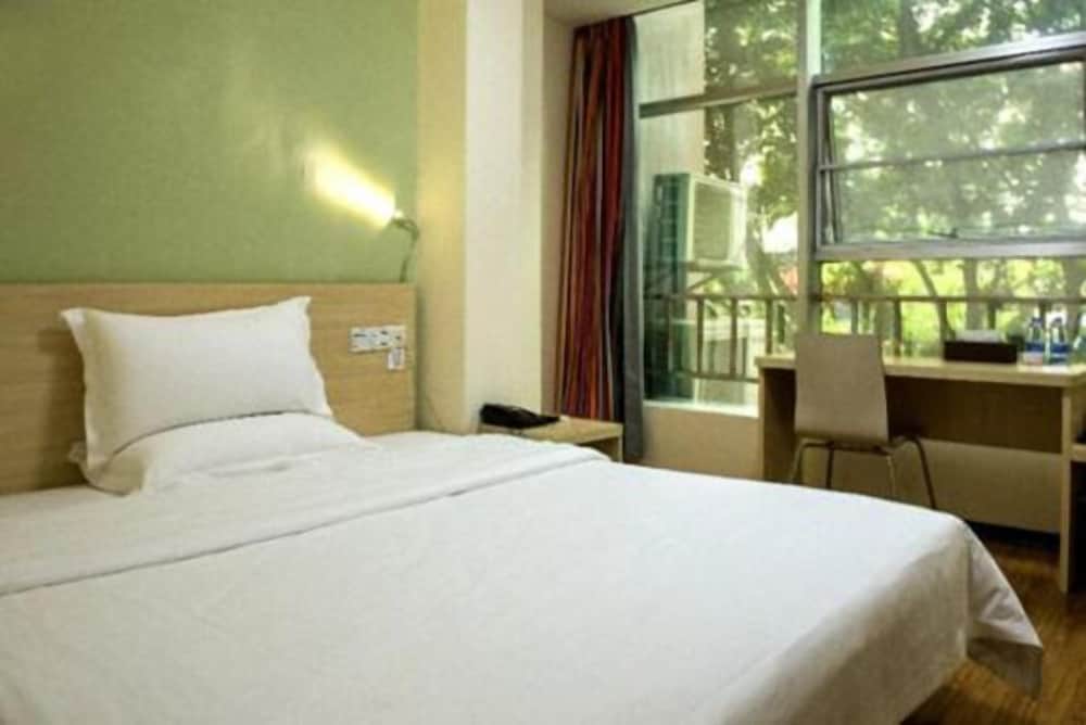 E Plus Hotel Guangzhou Baixin Branch