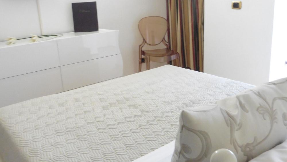 Tirreno Beachfront Apartments