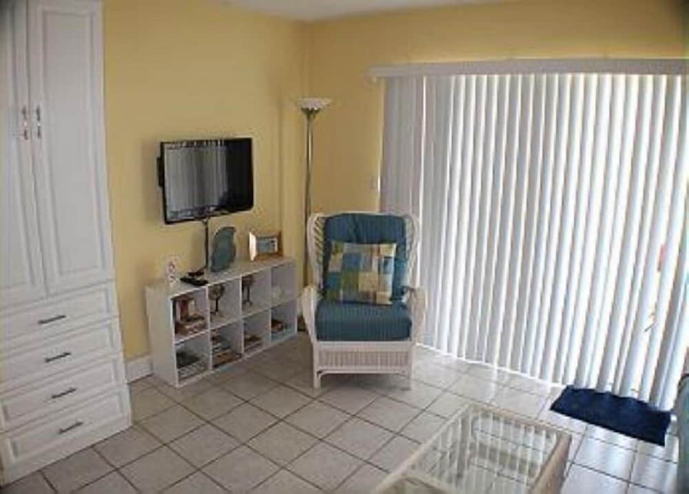 Oceanfront, 1 Bedroom Studio - Four Winds 10D