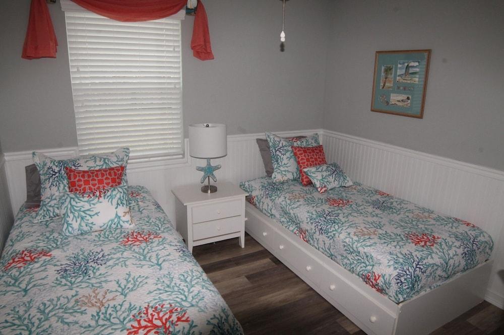 Pet Friendly, 3 BR, 2 BA, Private Pool - Sunset Harbor