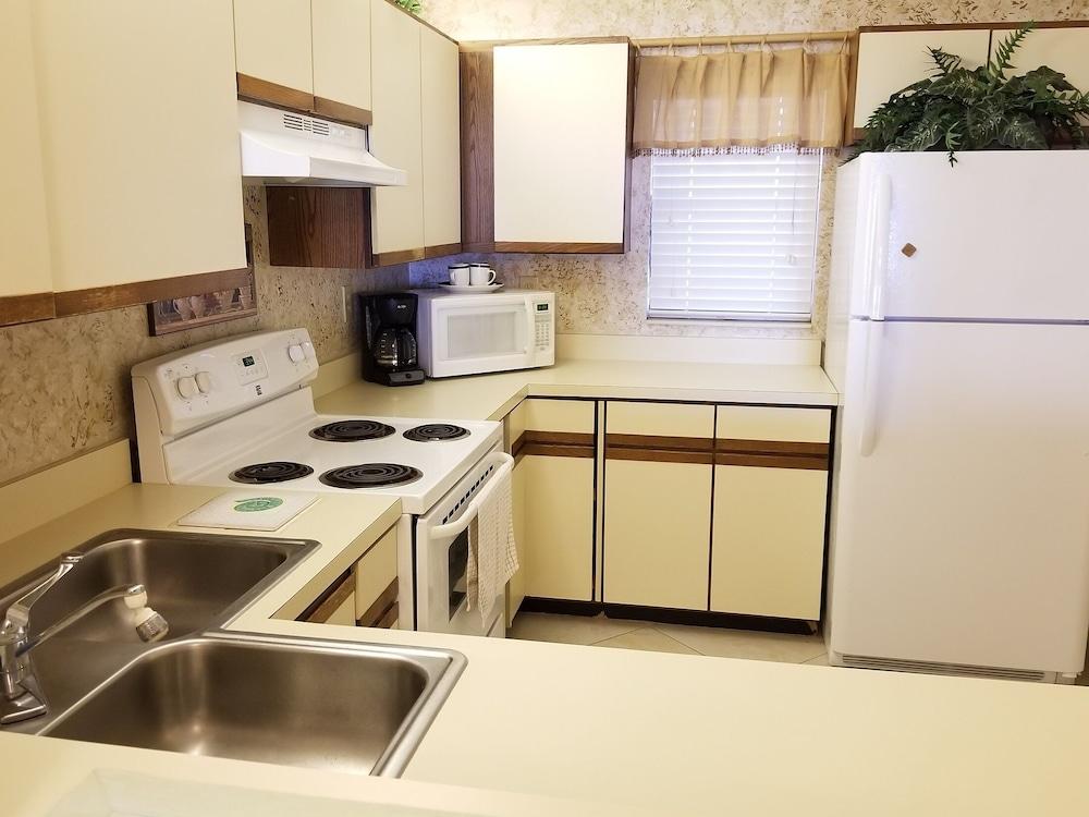 2 Bed, 2 Bath, Ocean View, Poolside - Sea Place 13137