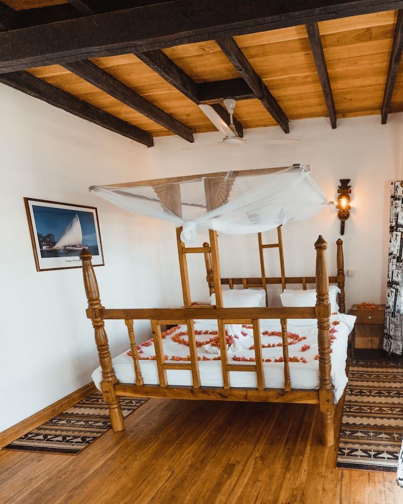 Bahari Beach Castle Lodge