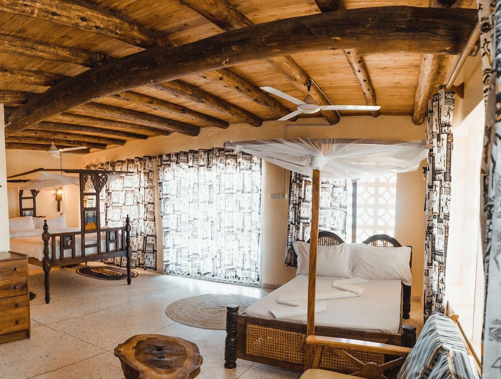 Bahari Beach Castle Lodge