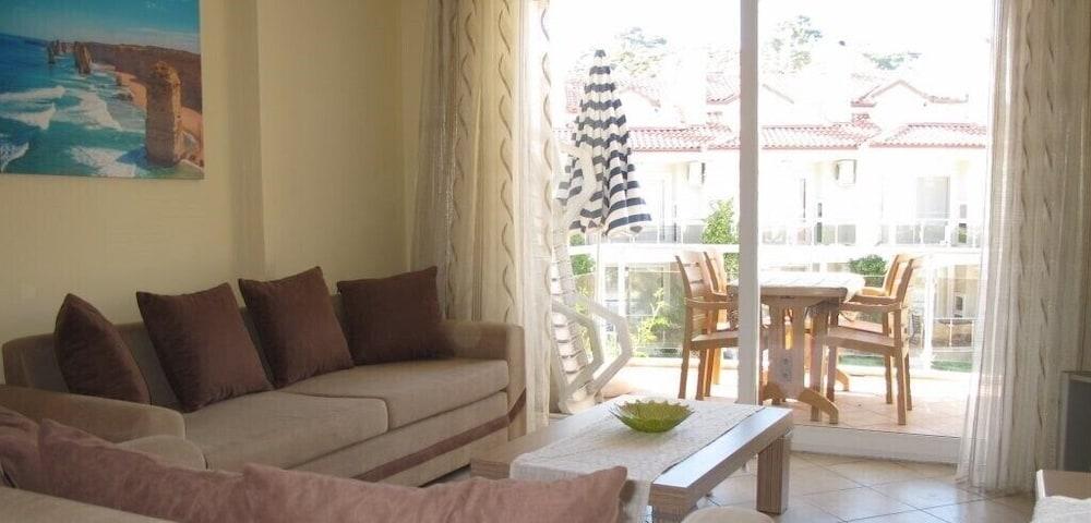 Villa SL18 by JoyLettings