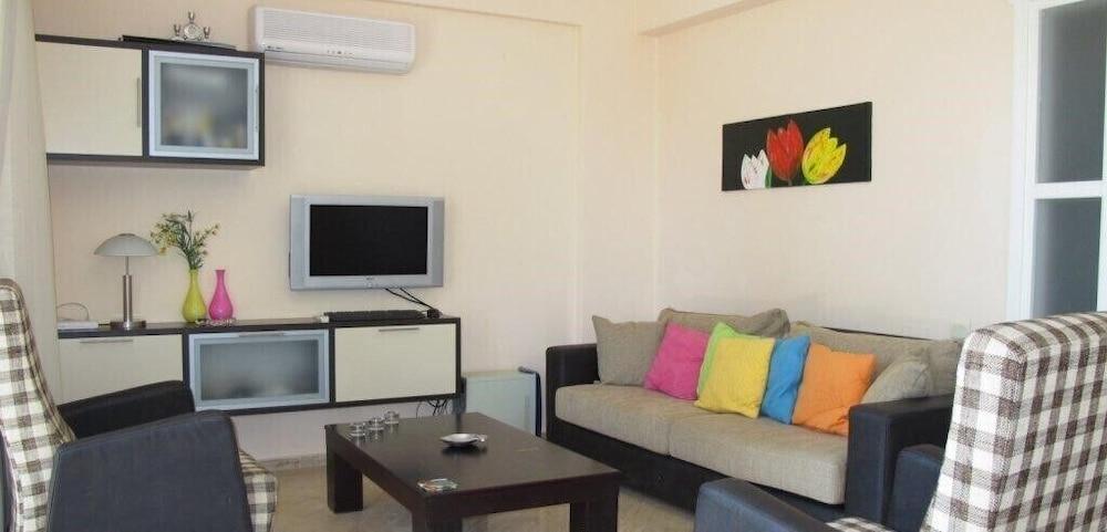 Villa RN4D by JoyLettings