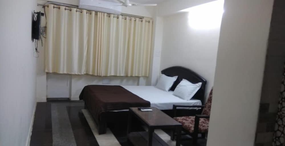 iROOMZ Subhadra Comforts